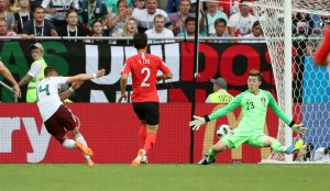 0623-mex-korea2 -chicharito goal