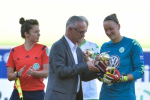 Auszeichnung von Almut Schult (VfL Wolfsburg) zur Torhüterin des Jahres 2014 WOLFSBURG, DEUTSCHLAND. 02.10.2015, FUSSBALL - VfL Wolfsburg vs SC Freiburg, Saison 2015/16, Allianz Frauen Bundesliga, 4. Spieltag Veröffentlichung nur mit Urheberangabe gegen Honorar und Belegexemplar, unter Anerkennung der AGB, einzusehen unter http://www.boris-schmelter.de // Foto nur für redaktionelle Verwendung - no model release