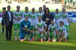 Der VfL Wolfsburg als Mannschaft des Jahres 2014 WOLFSBURG, DEUTSCHLAND. 02.10.2015, FUSSBALL - VfL Wolfsburg vs SC Freiburg, Saison 2015/16, Allianz Frauen Bundesliga, 4. Spieltag Veröffentlichung nur mit Urheberangabe gegen Honorar und Belegexemplar, unter Anerkennung der AGB, einzusehen unter http://www.boris-schmelter.de // Foto nur für redaktionelle Verwendung - no model release